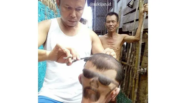 6 Kelakuan Kocak saat Potong Rambut Ini Bikin Geleng Kepala