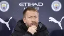 Kembali dari kamar ganti, Graham Potter melakukan perubahan dengan memasukkan dua pemain sekaligus, yakni Denis Zakaria dan striker anyar David Datro Fofana. (AFP/Oli Scarff)