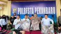 Uang Rp3,2 miliar diduga hasil jualan narkoba yang disita oleh Polresta Pekanbaru dari bandar narkoba jaringan internasional. (Liputan6.com/M Syukur)