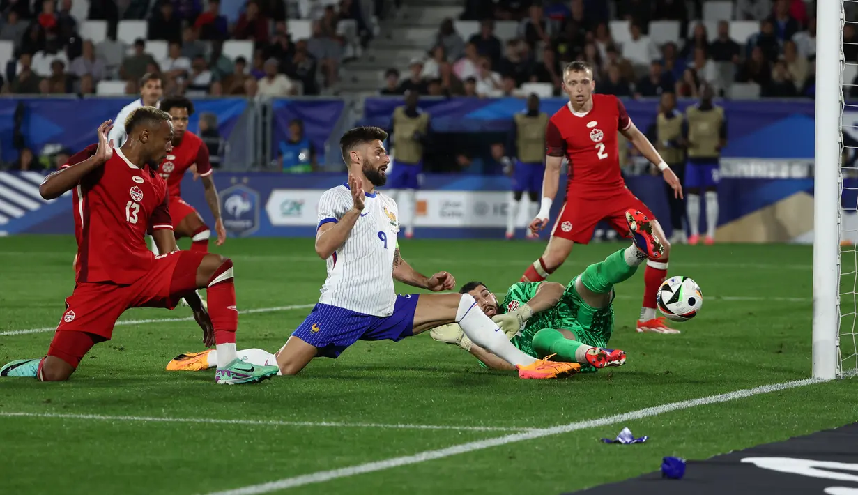 Kanada sendiri tidak banyak mengancam. Mereka fokus menjaga pertahanan solid dan coba mempertahankan bola selama mungkin ketika mendapatkannya. (ROMAIN PERROCHEAU / AFP)