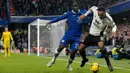 Pemain Chelsea David Datro Fofana berebut bola dengan pemain Fulham (kanan) Kenny Tete pada pertandingan sepak bola Liga Inggris di Stadion Stamford Bridge, London, Inggris, 3 Februari 2023. Chelsea ditahan imbang Fulham 0-0. (AP Photo/Kirsty Wigglesworth)