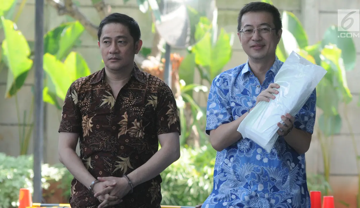 Dua terdakwa, bos Forex Surabaya Hary Suwanda (kanan) dan rekannya Raywond Rawung tiba untuk menjalani pemeriksaan di Gedung KPK, Jakarta, Kamis (11/7/2019). Kedua diperiksa sebagai saksi untuk keperluan penyidikan kasus suap terkait penanganan perkara di PN Jakarta Barat. (merdeka.com/Dwi Narwoko)