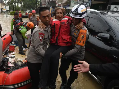 Personel Brimob Mabes Polri mengevakuasi korban banjir di Perumahan Vila Nusa Indah 3, Kabupaten Bogor, Jawa Barat, Selasa (4/3/2025). (merdeka.com/Arie Basuki)