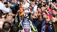 Walaupun gagal menjadi juara dunia MotoGP 2015, Valentino Rossi tetap disambut hangat penggemarnya dalam GP Valencia di Sirkuit Ricardo Tormo, Valencia, Spanyol, (8/11/2015). (AFP Photo/Javier Soriano)