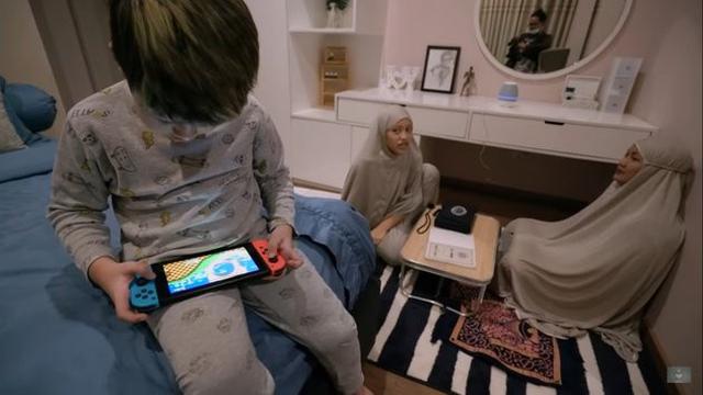 Potret Putri Sulung Nikita Mirzani Saat Mengaji. (Sumber: Youtube/Crazy Nikmir REAL)