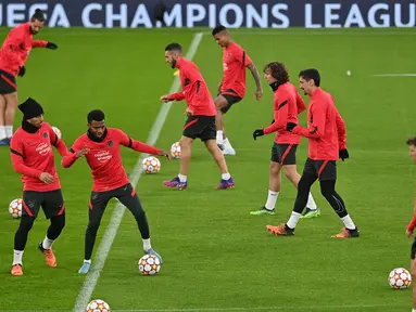 Striker Atletico Madrid Uruguay Luis Suarez (kedua kiri) menghadiri sesi latihan menjelang leg pertama perempat final Liga Champions, di Stadion Etihad, Senin (4/4/2022). Atletico Madrid akan bertandang ke markas Manchester City pada Rabu, 6 April 2022 dini hari WIB. (Paul ELLIS / AFP)