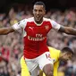 Penyerang Arsenal, Theo Walcott, merayakan gol yang dicetaknya ke gawang Swansea pada laga Premier League di Stadion Emirates, London, Sabtu (15/10/2016). Arsenal menang 3-2 atas Swansea. (Reuters/John Sibley)