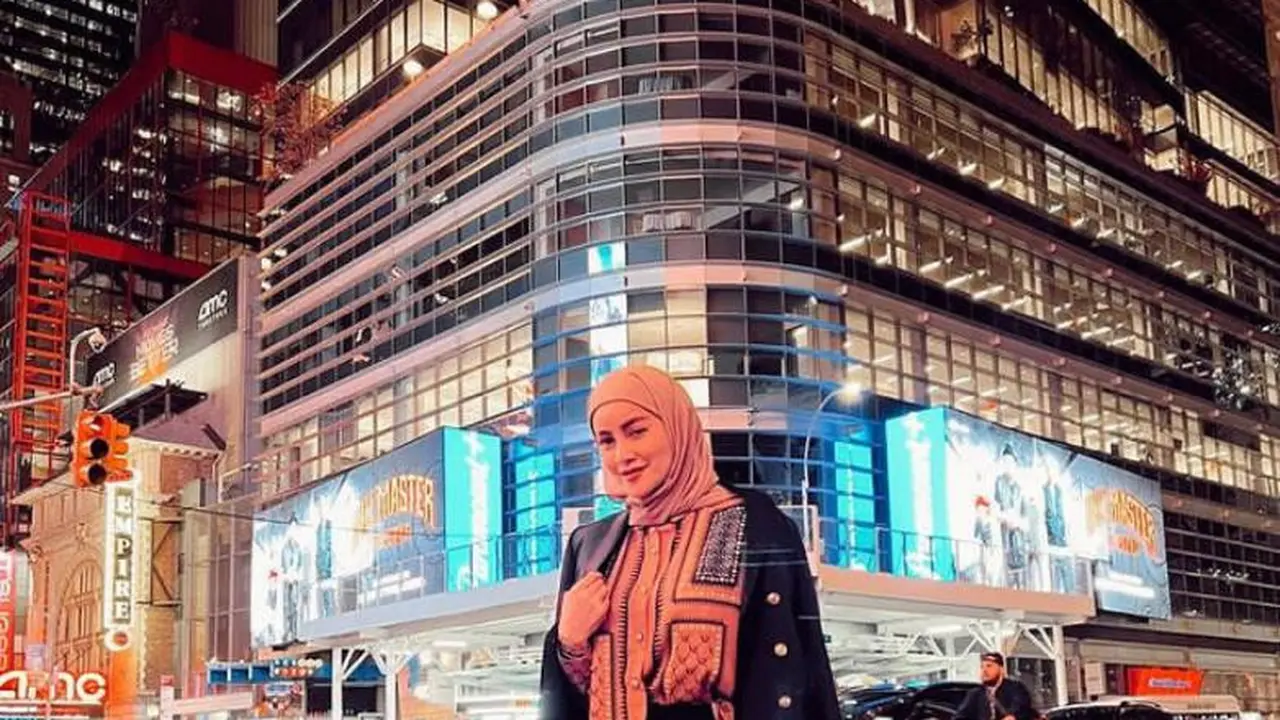 6 Potret Street Style Olla Ramlan di New York, Curi Perhatian Tenteng Tas Rp812 Juta