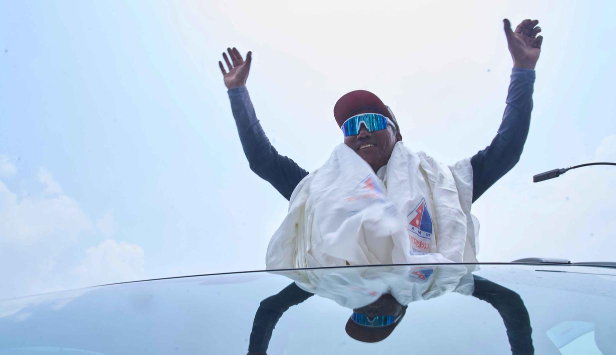 Pemandu gunung legendaris asal Nepal, Kami Rita Sherpa, yang kembali dari Gunung Everest setelah pendakiannya yang ke-32, disambut saat tiba di bandara, Kathmandu, Nepal, Jumat 22 Mei 2026. (AP Photo/Niranjan Shrestha)