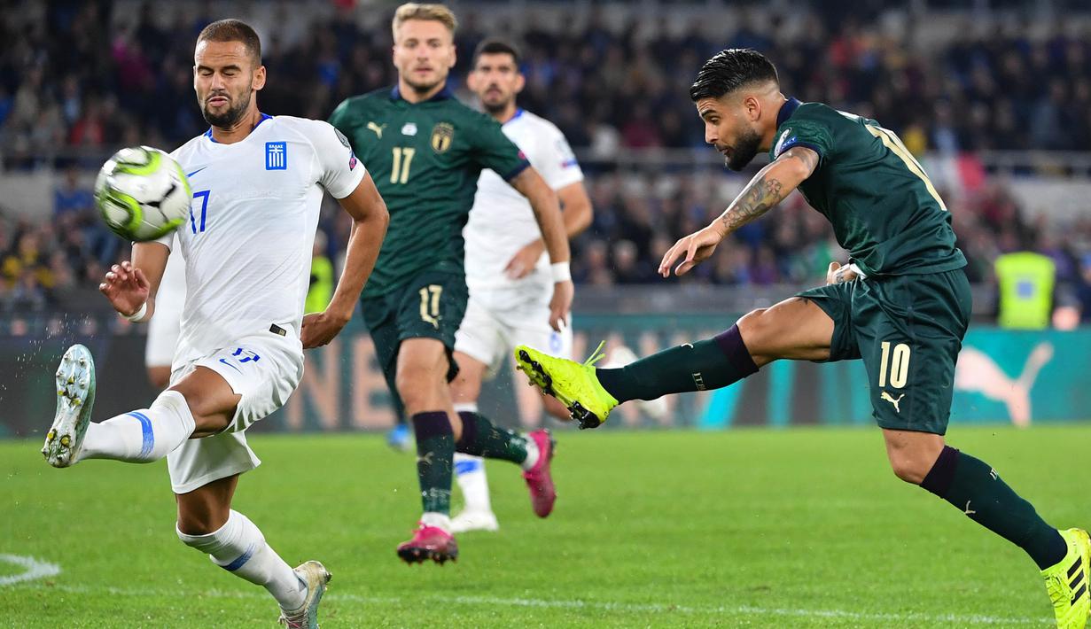Striker Italia, Lorenzo Insigne, melepas tendangan saat melawan Yunani pada laga Kualifikasi Piala Eropa 2020 di Stadion Olimpico, Roma, Sabtu (12/10). Italia menang 2-1 atas Yunani. (AFP/Alberto Pizzoli)