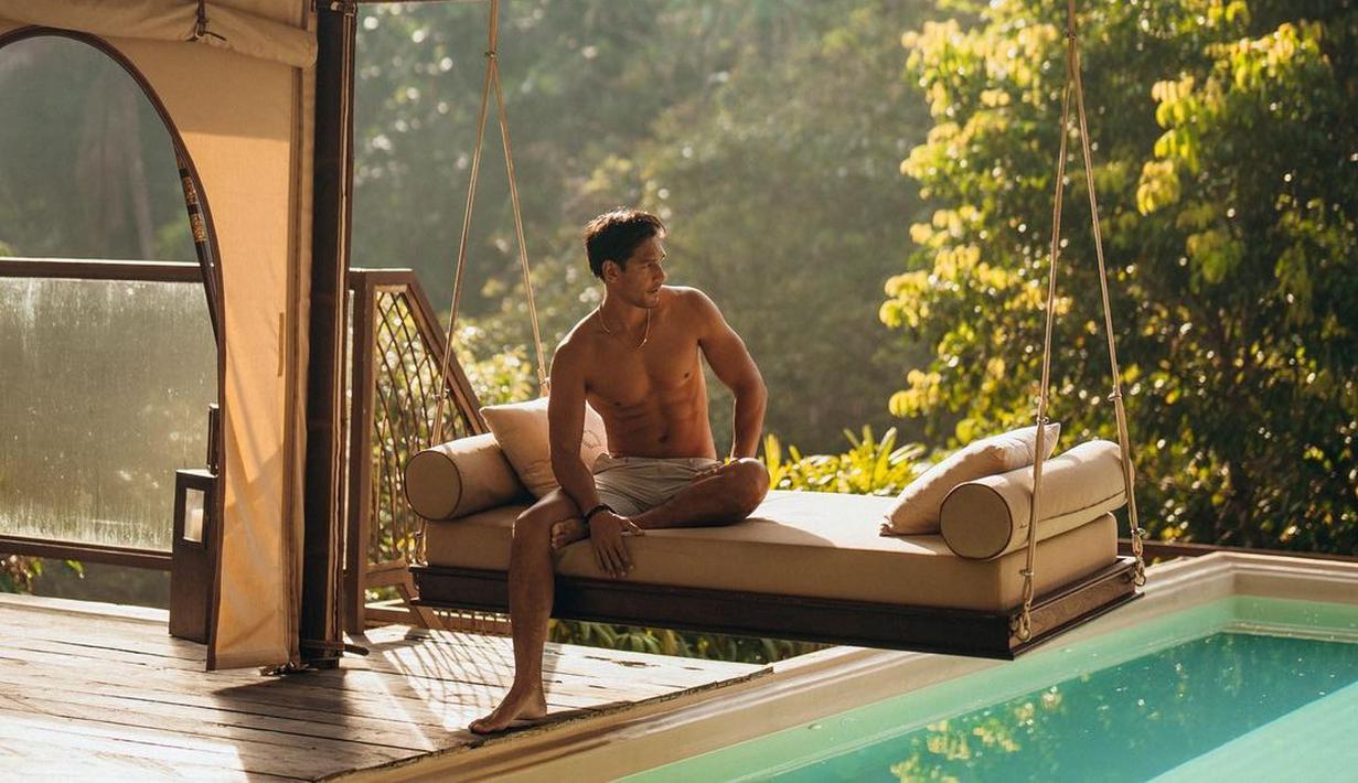 <p>Richard Kyle memamerkan body goals-nya sambil berpose shirtless dalam photoshoot di sebuah villa mewah yang ada di Bali. (FOTO: instagram.com/claus_schmidtt/)</p>