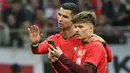 Cristiano Ronaldo sempat menyetop tindakan steward yang hendak mengusir suporter yang menginvasi lapangan. (Sergei GAPON/AFP)