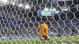 Proses gol penalti yang dicetak bek Nigeria, Victor Moses ke gawang Argentina pada laga grup D Piala Dunia di Stadion St Petersburg, St Petersburg, Selasa (26/6/2018)/ Argentina menang 2-1 atas Nigeria. (AP/Petr Josek)