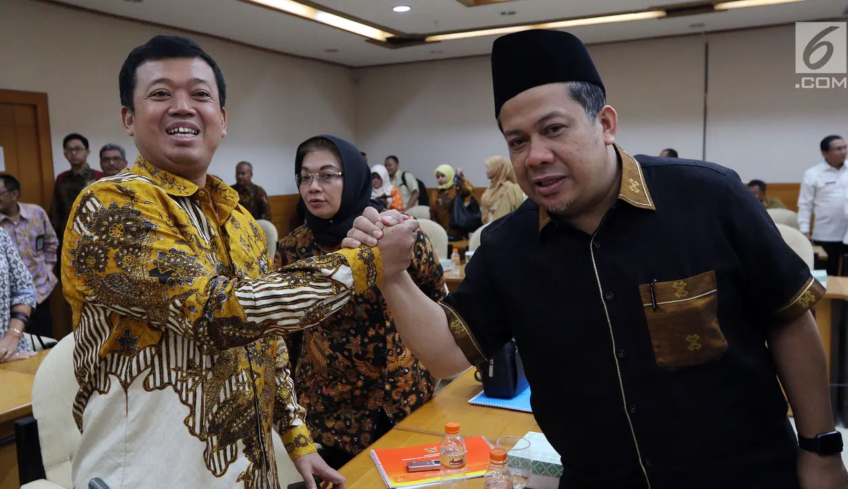 Kepala BNP2TKI Nusron Wahid berjabat tangan dengan Wakil Ketua DPR Fahri Hamzah saat mengikuti rapat kerja dengan Tim Pengawas Tenaga Kerja Indonesia (TKI) di Kompleks Parlemen, Senayan, Jakarta, Rabu (21/3). (Liputan6.com/JohanTallo)