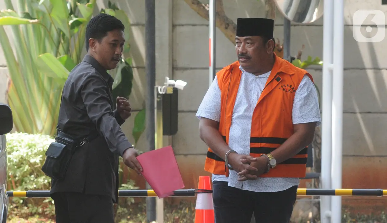 Kontraktor yang merupakan tersangka penyuap Bupati Indramayu, Carsa (kanan) tiba untuk menjalani pemeriksaan di Gedung KPK, Jakarta, Senin (21/10/2019). Carsa diperiksa terkait dugaan korupsi suap pengaturan proyek di lingkungan Pemerintah Kabupaten Indramayu Tahun 2019. (merdeka.com/Dwi Narwoko)
