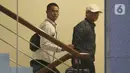 Bupati Lampung Tengah, Ardito Wijaya (kanan) berjalan menuju ruang pemeriksaan sesaat setelah tiba di Gedung Merah Putih Komisi Pemberantasan Korupsi (KPK), Jakarta, Rabu (10/12/2025). (Liputan6.com/Helmi Fithriansyah)