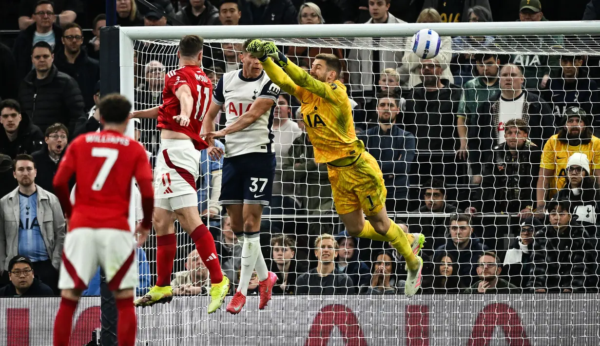 Pemain Nottingham Forest, Chris Wood (kedua kanan) mencetak gol ke gawang Tottenham Hotspur dalam laga lanjutan Liga Inggris 2024/2025 di Tottenham Hotspur Stadium, London, Inggris, Selasa (22/04/2025). (AFP/Ben Stansall)