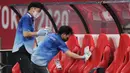 Petugas mendisinfeksi kursi untuk menghentikan penyebaran virus corona COVID-19 setelah pertandingan sepak bola putaran pertama grup C putra Olimpiade Tokyo 2020 antara Mesir dan Spanyol di Sapporo Dome, Sapporo, Jepang, Kamis (22/7/2021). (ASANO IKKO/AFP)