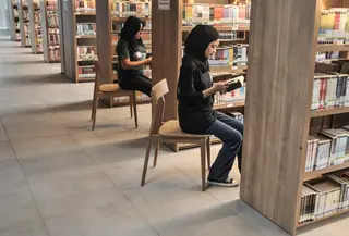 Pengunjung membaca buku di Perpustakaan Umum Daerah Provinsi DKI Jakarta, Taman Ismail Marzuki, Cikini, Jakarta Pusat, Senin (27/6/2022). Setelah rampung direvitalisasi, Perpustakaan Umum Daerah Provinsi DKI Jakarta akan kembali dibuka pada Juli mendatang. (merdeka.com/Iqbal S. Nugroho)