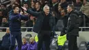Pelatih Tottenham Hotspur, Jose Mourinho, melakukan protes saat melawan Chelsea pada laga Premier League di Stadion Tottenham Hotspur, Minggu (22/12). Chelsea menang dengan skor 2-0. (AP/Ian Walton)