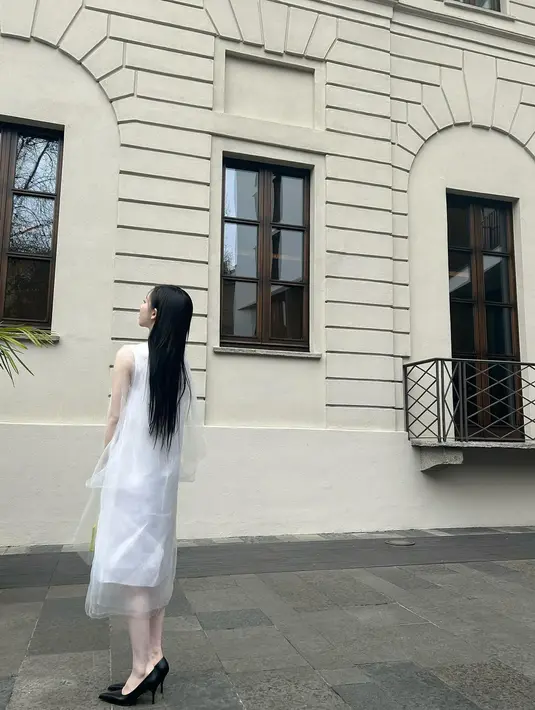 <p>Potret Karina dari belakang. Kulitnya yang seputih salju tampak kontras dengan rambut dan sepatunya yang hitam legam. (Foto: Instagram/ katarinabluu)</p>