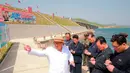 Foto yang dirilis pada 25 Mei 2018 memperlihatkan pemimpin Korea Utara, Kim Jong-un meninjau jalur kereta api Koam-Tapchon yang baru selesai di Gangwon-do. Kim Jong-un tampil santai mengenakan pakaian serba putih dan topi fedora. (KCNA/via AP)