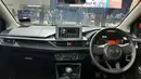 Dashboard didominasi material plastik berwarna hitam dengan desain modern dan dipenuhi elemen garis tegas.