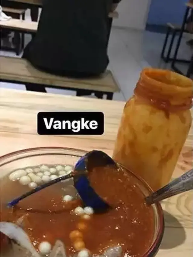 6 Momen Apes Saat Makan Bakso Ini Bikin Elus Dada, Harap Bersabar