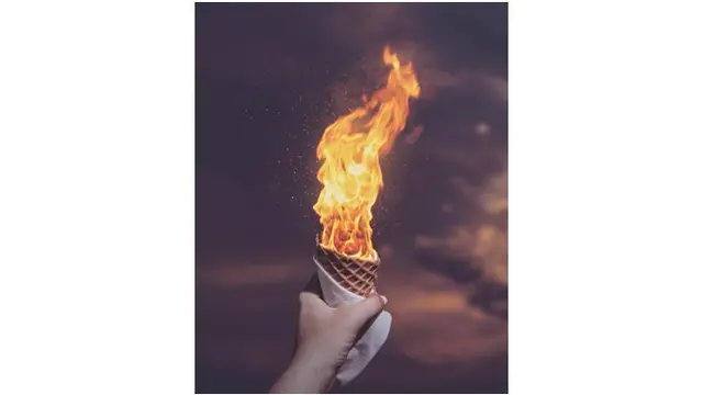 Seniman digital ini mempadukan es krim dengan api, sekilas terlihat seperti obor.