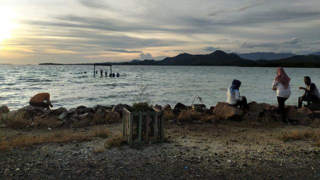 Keindahan pantai yang masih asri, pengunjung bisa melihat langsung hamparan pasir putih yang luas (Arfandi/Liputan6.com)