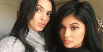 Kylie Jenner melakukan sesi tanya jawab dengan ibunya, Kris Jenner. Si bungsu itu pun menceritakan tentang keisengan Kendall. (instagram/kyliejenner)