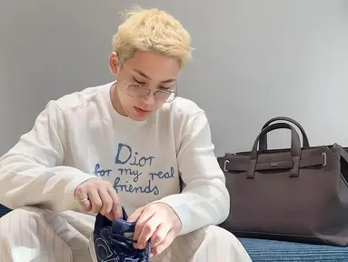 Pada unggahan yang dibagikan pada Kamis (23/1/2025), Kim Mingyu memamerkan perubahan drastis dari penampilannya. Rambut blonde yang menjadi gaya barunya memberikan kesan segar dan berbeda dari gaya sebelumnya. (Liputan6.com/IG/@min9yu_k)