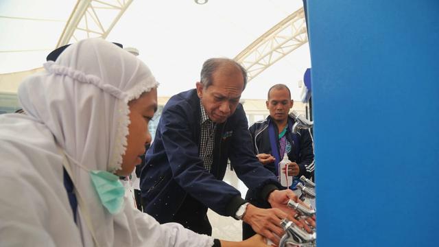 Jemaah haji diingatkan agar sering menyemprotkan air ke wajah. (Foto: Sehat Negeriku Kemenkes RI)