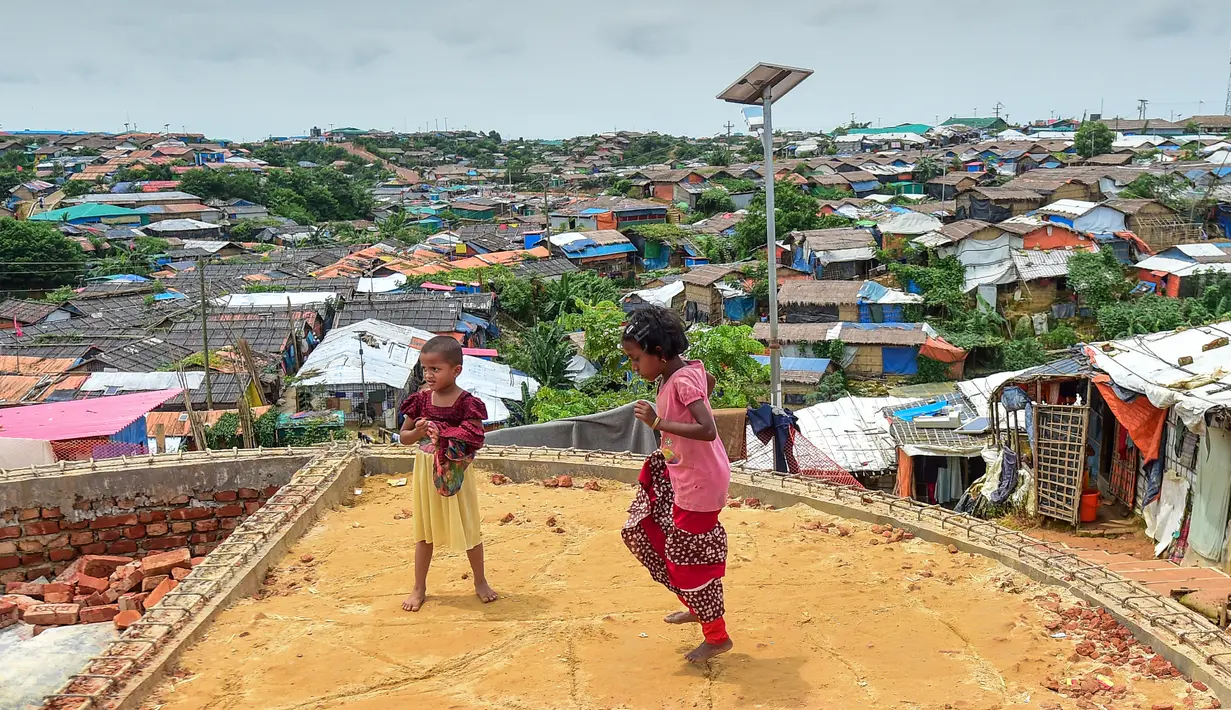 Anak-anak pengungsi Rohingya bermain di Kamp Pengungsian Kutupalong, Ukhia, Bangladesh, Jumat (13/9/2019). Kamp ini adalah salah satu dari dua kamp pengungsian yang dikelola pemerintah di Cox's Bazar. (MUNIR UZ ZAMAN/AFP)