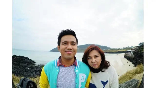 Meski jarang tersorot, Joshua Suherman kerap membagikan momen bersama sang ibunda.