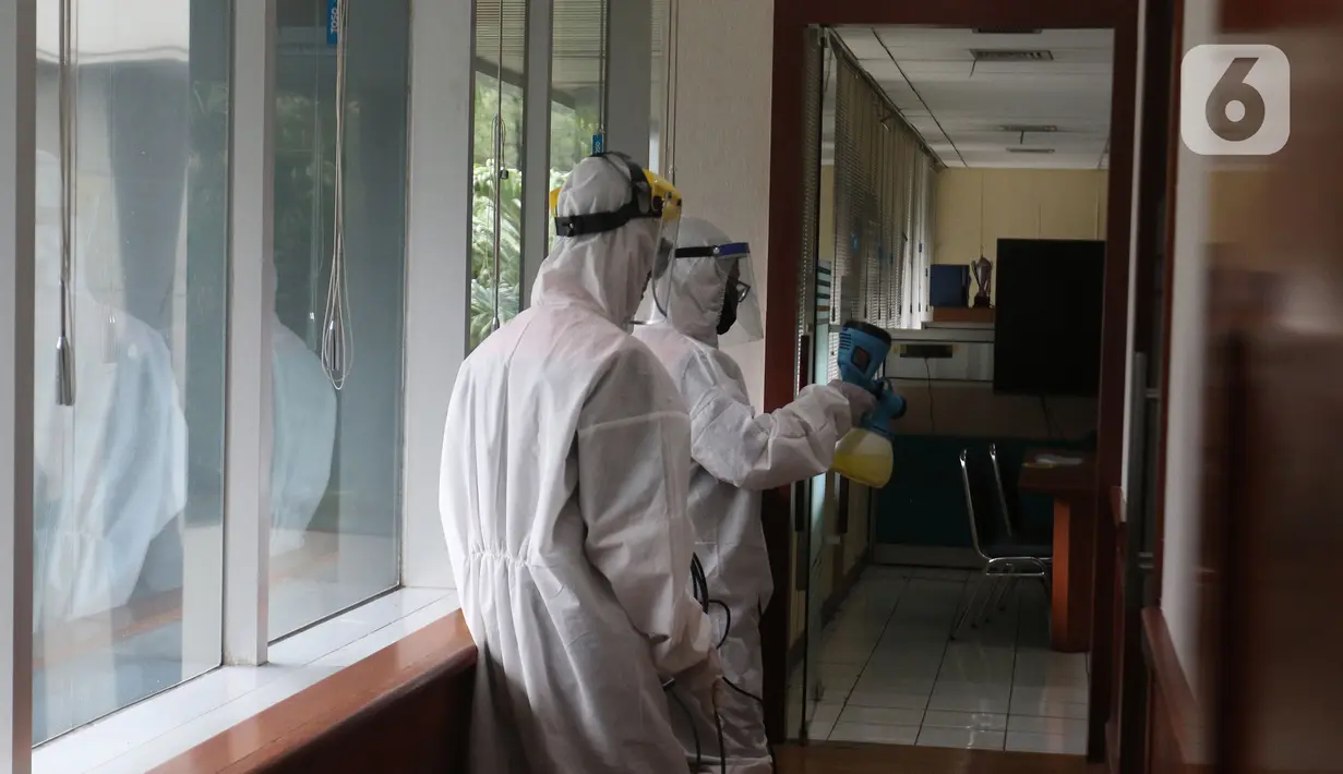 Petugas melakukan penyemprotan cairan disinfektan di koridor ruangan di Kantor PLN Pusat, Jalan Trunojoyo, Blok M, Jakarta, Selasa (21/7/2020). PT PLN (Persero) menyemprotkan cairan disinfektan secara rutin dan berlaku protokol kesehatan selama pandemi COVID 19. (Liputan6.com/Herman Zakharia)