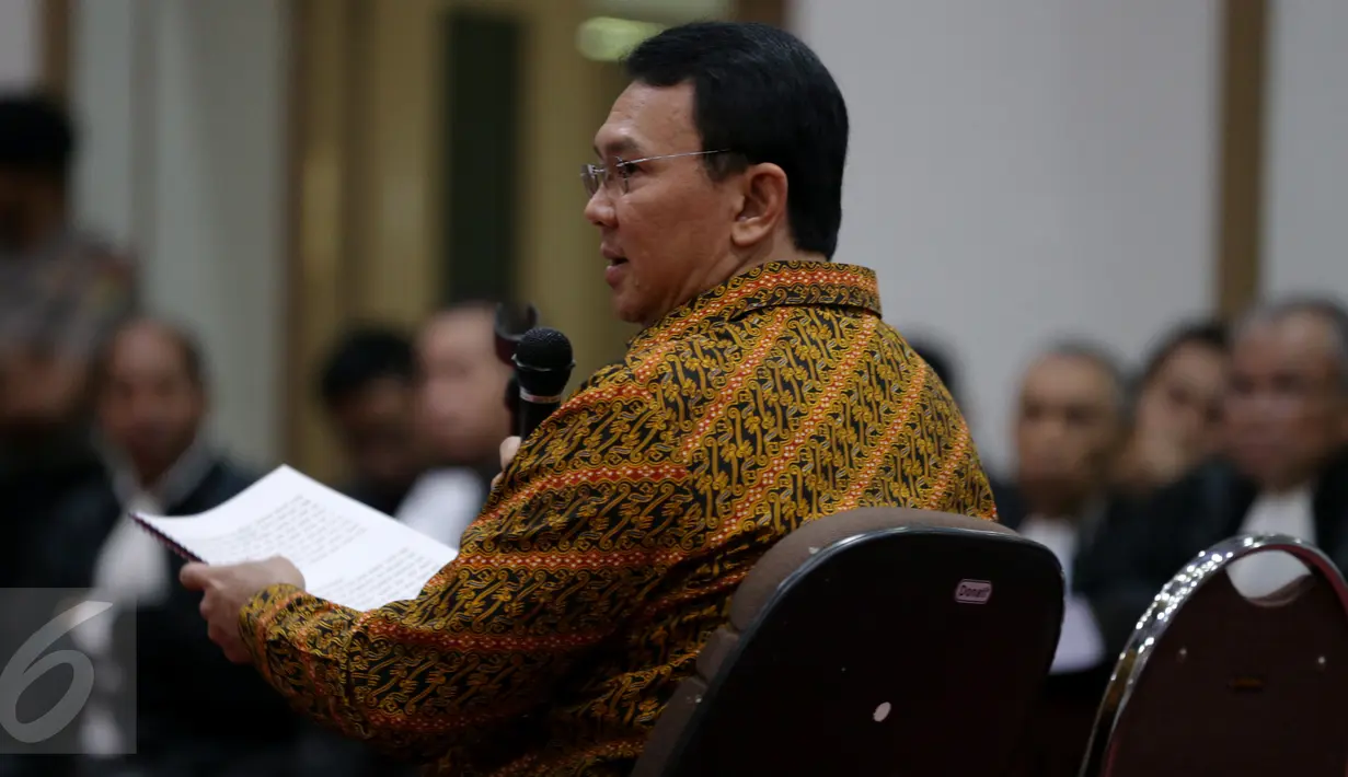 Gubernur DKI Jakarta, Basuki Tjahaja Purnama (Ahok) saat menjalani sidang kasus dugaan penistaan agama di Gedung Kementerian Pertanian, Jakarta, Selasa (25/4). Sidang beragendakan pembacaan pledoi. (Liputan6.com/Kristianto Purnomo/Pool)