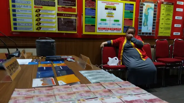 Tersangka gunakan rekening bank berbeda milik orang (Liputan6.com/ Eka Hakim)