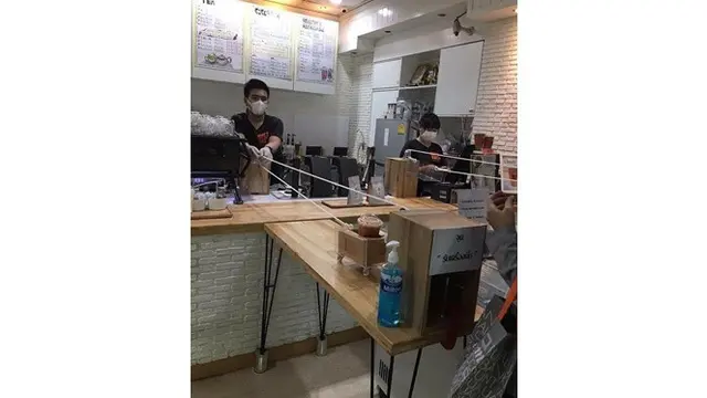 6 Potret Kreatif Tempat Jualan yang Terapkan Social Distancing, Jaga Jarak Aman