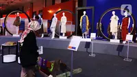 Pengunjung melihat kerajinan dalam pameran UMKM Export BRILian Preneur 2019  di Jakarta Convention Center, Jakarta, Jumat (20/12/2019). UMKM Export BRILian Preneur 2019  berlangsung hingga 22 Desember. (Liputan6.com/Johan Tallo)