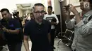 Awak media mengambil gambar aktor Lukman Sardi yang mendatangi Polres Metro Jakarta Selatan, Jumat (4/8). Kedatangan Lukman untuk menjenguk Tora Sudiro yang ditahan terkait dugaan kepemilikan 30 butir Dumolid (Liputan6.com/Herman Zakharia)