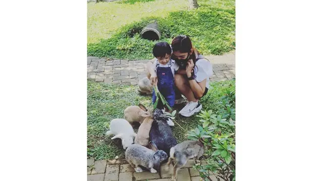 6 Potret Terbaru Briptu Eka Frestya saat Urus Anak, Ibu Idaman