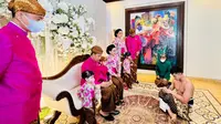 Putra bungsu Presiden Jokowi, Kaesang Pangarep, saat sungkeman. (Tim Media Pernikahan Kaesang-Erina)