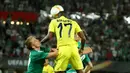 Striker Villarreal CF, Cedric Bakambu, mendapat kawalan dari dua pemain Rapid di laga fase grup Liga Europa di Stadion Ernst Happel, Wina, Austria, Kamis (18/9/2015) dini hari WIB. (Bola.com/Reza Khomaini)