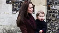 Saat menghadiri perayaan Natal, Kate Middleton tampil anggun dengan balutan busana yang serasi dengan sang anak. 
