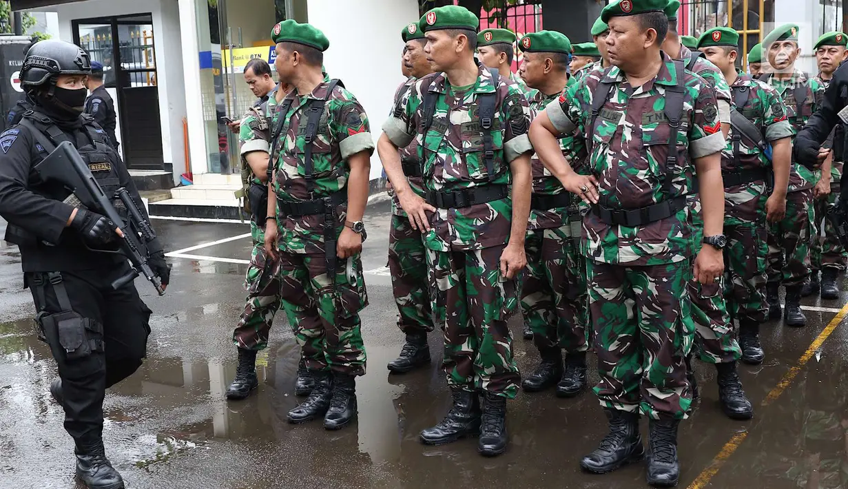 Personel TNI melakukan apel sebelum pengamanan sidang pembelaan terdakwa kasus bom Thamrin, Aman Abdurrahman di PN Jakarta Selatan, Jumat (25/5). Sebanyak 270 petugas gabungan Polri dan TNI mengamankan sidang. (Liputan6.com/Immanuel Antonius)