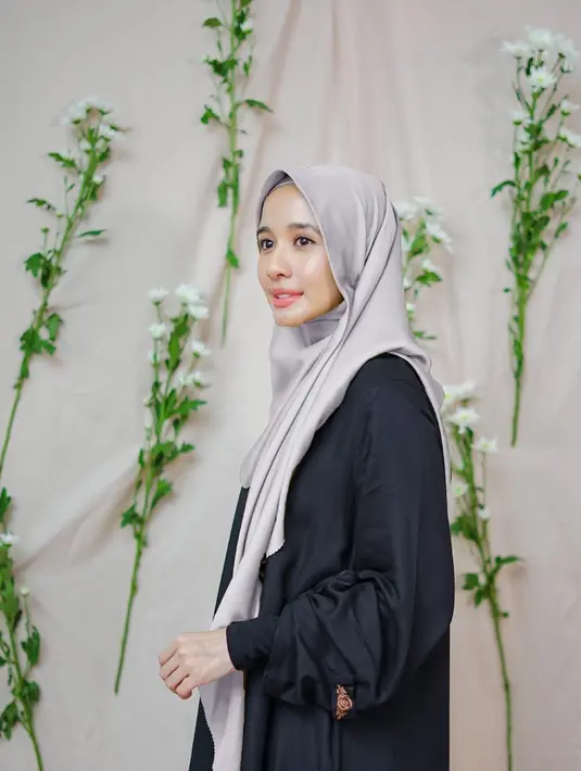 "Waduh, di situ akhirnya saya fikir iya juga ya, kok saya ngatur Tuhan ya?" jelas Bella. "Terus akhirnya ada salah satu ustaz juga bilang, 'Teh kalau pakai hijab itu jangan dinanti-nanti, harus dari sekarang," pungkas Laudya Cynthia Bella. (Instagram/laudyacynthiabella)