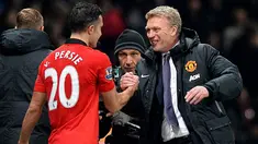 Pelatih Manchester United David Moyes (kanan) memeberikan selamat kepada Robin van Persie usai memenangkan pertandingan dengan score 1-0 antara Manchester United melawan Arsenal di Stadion Old Trafford, Manchester (10/11/13) waktu setempat (Foto: AFP/Paul