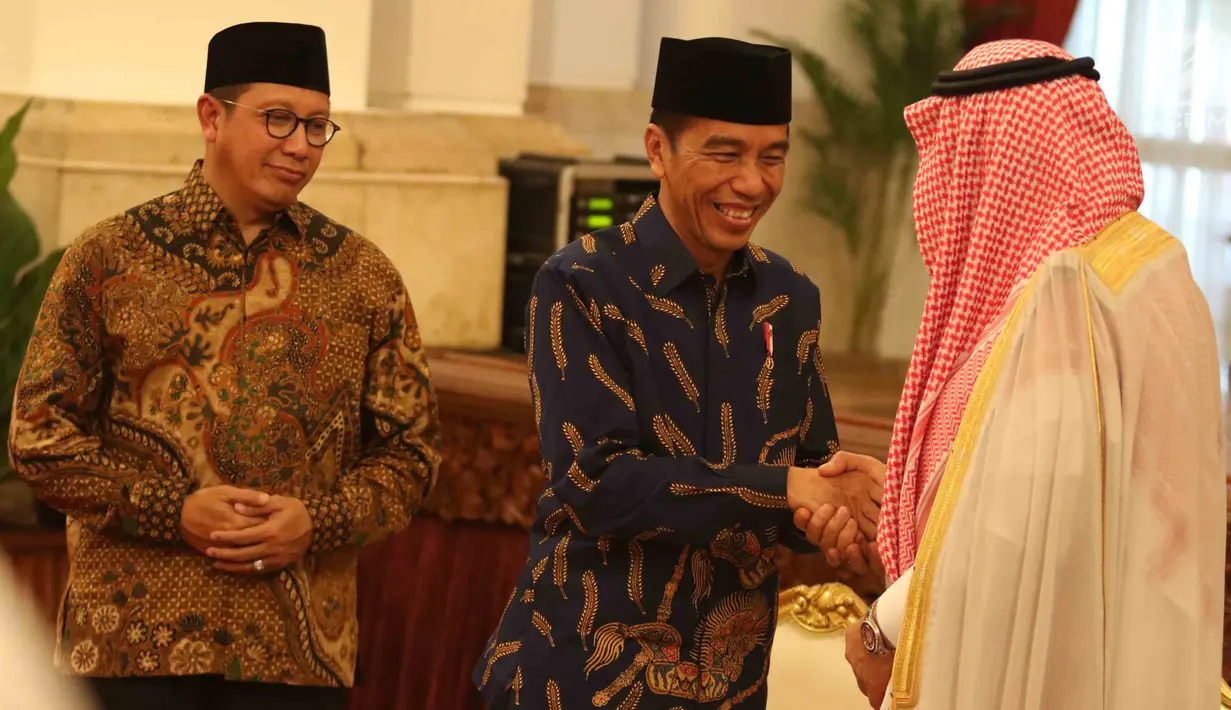 Presiden Jokowi (tengah) menyalami Pangeran Khalid bin Sultan Abdul Aziz Al Suud saat menggelar pertemuan di Istana Negara, Jakarta, Kamis (22/3). Para peserta MHQH tingkat Asean Pasifik ke-10 juga turut hadir. (Liputan6.com/Angga Yuniar)
