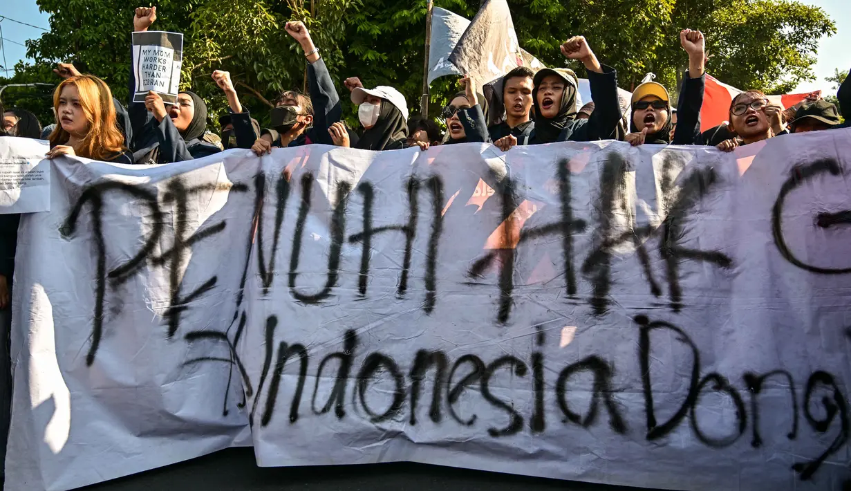 Mahasiswa dari Badan Eksekutif Mahasiswa (BEM) Univeristas Airlangga, BEM Seluruh Indonesia (SI) dan Aliansi BEM Surabaya (ABS) berunjuk rasa menentang kenaikan nilai Bahan Bakar Minyak (BBM) non-subsidi dan program Makan Siang Gratis (MBG) di Surabaya, Jawa Timur, Rabu 17 Juni 2026. (JUNI KRISWANTO/AFP)